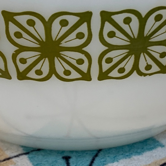 Vtg. Pyrex 1.5 qt Bowl, Autumn Floral (Verde) + NEW Retro Avocado Potholder - Picture 6 of 16